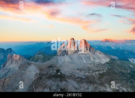 Vue d'en haut, vue aérienne stupéfiante des trois sommets de Lavaredo (Tre cime di Lavaredo) pendant un beau lever de soleil. Banque D'Images