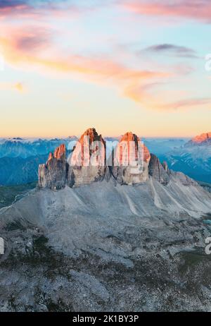 Vue d'en haut, vue aérienne stupéfiante des trois sommets de Lavaredo (Tre cime di Lavaredo) pendant un beau lever de soleil. Banque D'Images