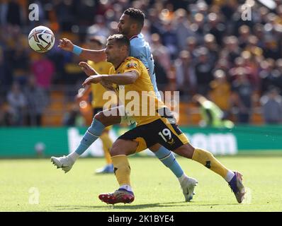 Wolverhampton, Royaume-Uni. 17th septembre 2022. Jonny Otto, de Wolverhampton Wanderers, défie Riyad Mahrez, de Manchester City, lors du match de première ligue à Molineux, Wolverhampton. Crédit photo à lire: Darren Staples / Sportimage crédit: Sportimage / Alay Live News Banque D'Images