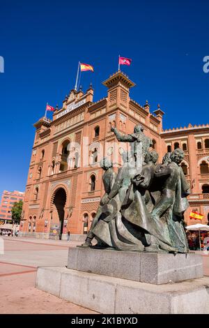 Madrid, Espagne - 19 juin 2022: Monument aux corridas en premier plan et façade et entrée principale de la Plaza de Toros à Madrid Banque D'Images