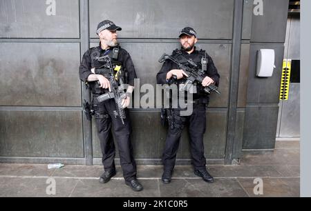 Westminster, Londres, Royaume-Uni. 16th septembre 2022. Des mesures de sécurité strictes ont été imposées dans tout le centre de Londres, avec une présence policière importante alors que la ville se prépare aux funérailles de sa Majesté la reine Elizabeth II La Reine sera enterrée le lundi 19th septembre. (Photo de Charlie Varley/Sipa USA) crédit: SIPA USA/Alay Live News Banque D'Images