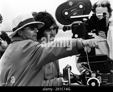 Le réalisateur JEAN-LUC GODARD avec le cinéaste ANTHONY B. RICHMOND sur un plateau franc pendant le tournage des Rolling Stones dans sa sympathie documentaire POUR LE DIABLE aka UN + UN 1968 réalisateur / écrivain JEAN-LUC GODARD producteur exécutif Eleni Collard Cupid Productions Banque D'Images