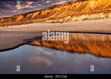 Falaise rouge reflétée dans l'eau, plage au coucher du soleil, Kampen, Weststrand, Sylt, Frise du Nord, Schleswig-Holstein, Allemagne Banque D'Images