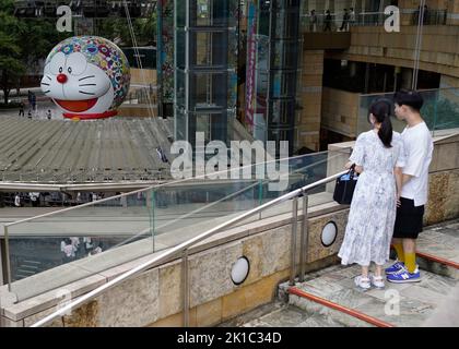 Tokyo, Japon. 17th septembre 2022. Une installation de ballons de 10 mètres de haut Doraemon par l'artiste contemporain japonais Takashi Murakami est vue le premier jour de la nuit d'art de Roppongi à Tokyo, Japon sur 17 septembre 2022. Credit: AFLO/Alay Live News Banque D'Images