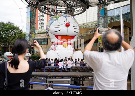 Tokyo, Japon. 17th septembre 2022. Une installation de ballons de 10 mètres de haut Doraemon par l'artiste contemporain japonais Takashi Murakami est vue le premier jour de la nuit d'art de Roppongi à Tokyo, Japon sur 17 septembre 2022. Credit: AFLO/Alay Live News Banque D'Images