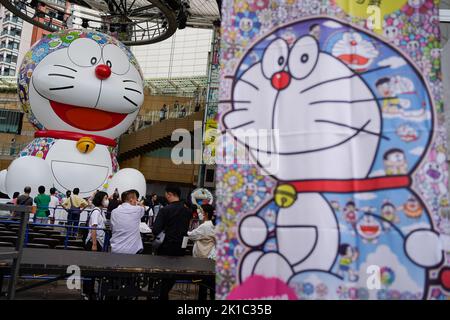 Tokyo, Japon. 17th septembre 2022. Une installation de ballons de 10 mètres de haut Doraemon par l'artiste contemporain japonais Takashi Murakami est vue le premier jour de la nuit d'art de Roppongi à Tokyo, Japon sur 17 septembre 2022. Credit: AFLO/Alay Live News Banque D'Images