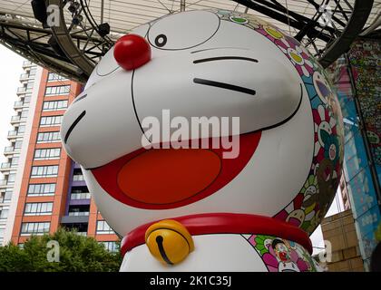 Tokyo, Japon. 17th septembre 2022. Une installation de ballons de 10 mètres de haut Doraemon par l'artiste contemporain japonais Takashi Murakami est vue le premier jour de la nuit d'art de Roppongi à Tokyo, Japon sur 17 septembre 2022. Credit: AFLO/Alay Live News Banque D'Images