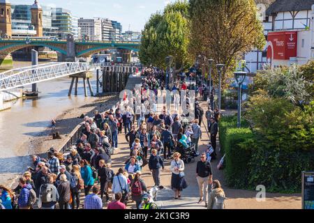 Londres, Royaume-Uni. 17th septembre 2022. Des membres du public font la queue devant le célèbre Globe de Shakespeare pour assister au mensonge dans l'État de la reine Elizabeth II Crédit : Stuart Robertson/Alay Live News. Banque D'Images