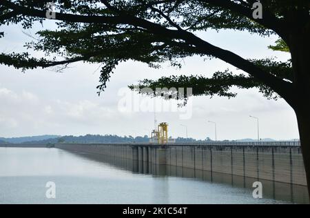 Khun Dan Prakarn Chon immense barrage en béton en Thaïlande Banque D'Images
