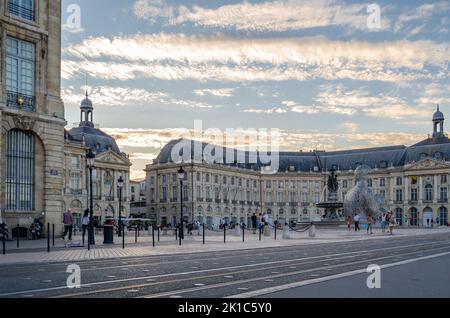 BORDEAUX, FRANCE - 16 AOÛT 2013 : personnes marchant et visitant la ville de Bordeaux, Gironde, sud-ouest de la France Banque D'Images