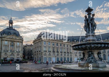 BORDEAUX, FRANCE - 16 AOÛT 2013 : personnes marchant et visitant la ville de Bordeaux, Gironde, sud-ouest de la France Banque D'Images