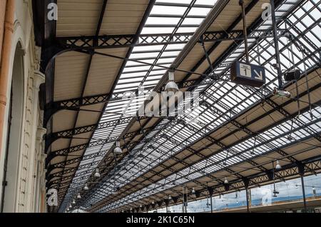 HENDAYE, FRANCE - 16 AOÛT 2013 : intérieur de la gare de Hendaye, dans le sud de la France, point de raccordement à la frontière avec l'Espagne Banque D'Images