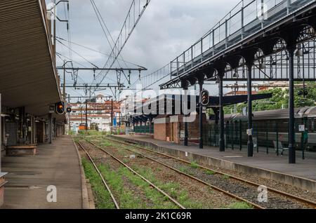 HENDAYE, FRANCE - 16 AOÛT 2013 : intérieur de la gare de Hendaye, dans le sud de la France, point de raccordement à la frontière avec l'Espagne Banque D'Images