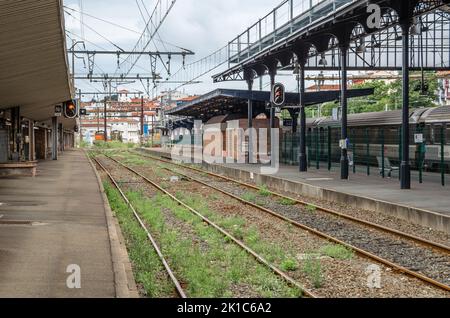 HENDAYE, FRANCE - 16 AOÛT 2013 : intérieur de la gare de Hendaye, dans le sud de la France, point de raccordement à la frontière avec l'Espagne Banque D'Images