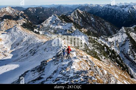 Deux alpinistes sur l'étroite crête rocheuse enneigée de l'Ammergauer Hochplatte, vue vers Loesertaljoch, vue sur la montagne, randonnée jusqu'à la Banque D'Images