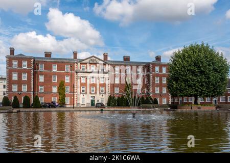 La péninsule historique Square à Winchester, Hampshire, au Royaume-Uni, à l'origine une caserne militaire, maintenant des appartements privés et des musées militaires Banque D'Images