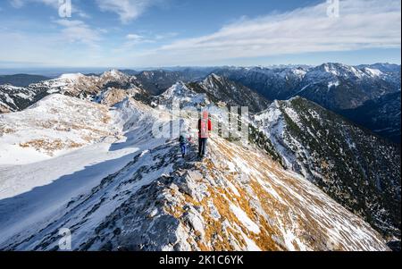 Deux alpinistes sur l'étroite crête rocheuse enneigée de l'Ammergauer Hochplatte, vue vers Loesertaljoch, vue sur la montagne, randonnée jusqu'à la Banque D'Images