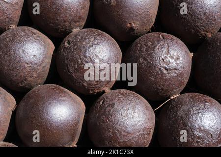 Ballons de canon rouillés anciens, motif, gros plan, boule de canon de fer ancien en forme de sphère, texture, pile de boules de métal rondes, munitions de guerre, backgrou Banque D'Images