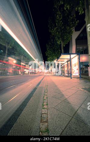Longue exposition d'un tramway passant la nuit dans le centre-ville de Jena, Jena Thuringe, Allemagne Banque D'Images