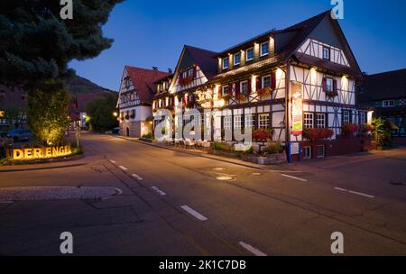 Hotel Restaurant Der Engel, heure bleue, Sasbachwalden, Parc National de la Forêt Noire, Bade-Wurtemberg, Allemagne Banque D'Images