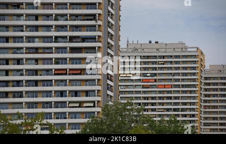 Trois tours avec balcon à Helene-Weigel-Platz, quartier Marzahn-Hellersdorf, Berlin, Allemagne Banque D'Images