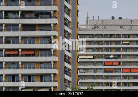 Tours avec balcon à Helene-Weigel-Platz, quartier Marzahn-Hellersdorf, Berlin, Allemagne Banque D'Images