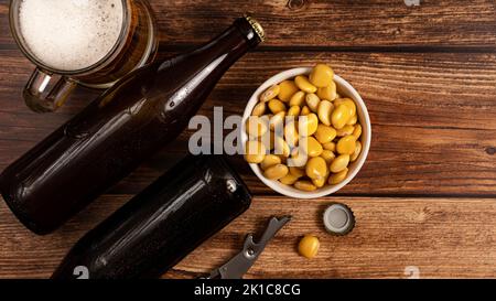 Haricots lupin salés avec bière sur la table avec espace de copie Banque D'Images