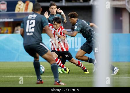 ROTTERDAM - (lr) Koki Saito de Sparta Rotterdam, Liam van Gelderen du FC Groningen pendant le match néerlandais Eredivisie entre Sparta Rotterdam et le FC Groningen au stade Sparta Het Kasteel sur 17 septembre 2022 à Rotterdam, pays-Bas.ANP PIETER STAM DE JONGE Banque D'Images