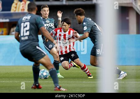 ROTTERDAM - (lr) Koki Saito de Sparta Rotterdam, Liam van Gelderen du FC Groningen pendant le match néerlandais Eredivisie entre Sparta Rotterdam et le FC Groningen au stade Sparta Het Kasteel sur 17 septembre 2022 à Rotterdam, pays-Bas.ANP PIETER STAM DE JONGE Banque D'Images