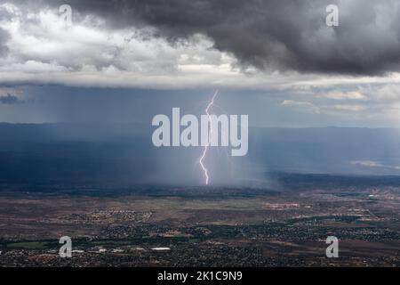 Un orage et des éclairs surent la vallée du Vert depuis la montagne Mingus, en Arizona Banque D'Images