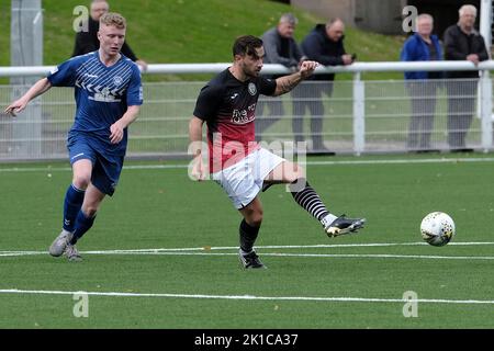 Galashiels, Royaume-Uni, samedi 17 septembre 2022 football - Scottish Cup Round 1 - GALA FAIRYDEAN ROVERS FC vs SAUCHIE JUNIORS football CLUB action de la première moitié. Gala Fairydean Rovers le buteur Zander Murray est devenu le premier footballeur écossais à sortir gay. Il est le premier joueur ouvertement gay dans les rangs professionnels des hommes en Écosse depuis Justin Fashanu avec Airdrie et coeurs au milieu de 1990s. Le joueur de la Lowland League, âgé de 30 ans, suit l'exemple des arbitres Craig Napier et Lloyd Wilson en juin. Crédit : Rob Gray/Alay Live News Banque D'Images