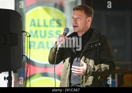 Halle, Allemagne. 17th septembre 2022. 17 septembre 2022, Saxe-Anhalt, Halle (Saale): Martin Schirdewan, co-président du parti de gauche, parle aux manifestants de la place du marché de Halle. À Halle, il y a eu un rassemblement pour la première journée nationale d'action pour l'automne chaud. Les participants ont ainsi protesté contre la hausse des prix de l'énergie, pour le soulagement des citoyens, l'imposition des bénéfices excédentaires des compagnies pétrolières et l'accessibilité des aliments. Credit: dpa Picture Alliance/Alay Live News Banque D'Images