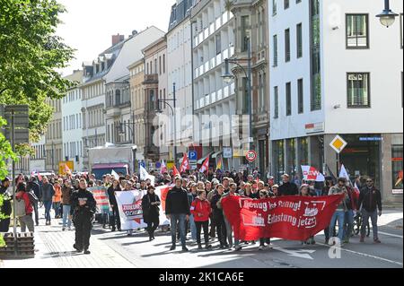 Halle, Allemagne. 17th septembre 2022. 17 septembre 2022, Saxe-Anhalt, Halle (Saale): Les manifestants marchaient dans le centre-ville sous le slogan "assez est suffisant". À Halle, il y a eu un rassemblement le premier jour d'action national pour l'automne chaud. Les participants ont ainsi protesté contre la hausse des prix de l'énergie, pour le soulagement des citoyens, l'imposition des bénéfices excédentaires des compagnies pétrolières et l'accessibilité des aliments. Credit: dpa Picture Alliance/Alay Live News Banque D'Images