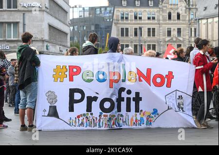 Halle, Allemagne. 17th septembre 2022. 17 septembre 2022, Saxe-Anhalt, Halle (Saale): Manifestants avec une affiche de protestation sur la place du marché. À Halle, il y a eu un rassemblement le premier jour d'action national pour l'automne chaud. Avec cela, les participants ont protesté contre la hausse des prix de l'énergie, pour le soulagement des citoyens, l'imposition des bénéfices excédentaires des compagnies pétrolières et l'accessibilité des aliments. Credit: dpa Picture Alliance/Alay Live News Banque D'Images