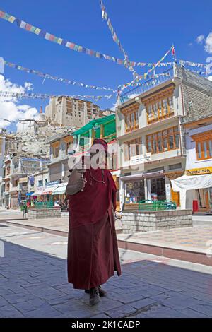 Ladakhi homme avec roue de prière, main Bazar Road, Leh, Ladakh, Inde Banque D'Images