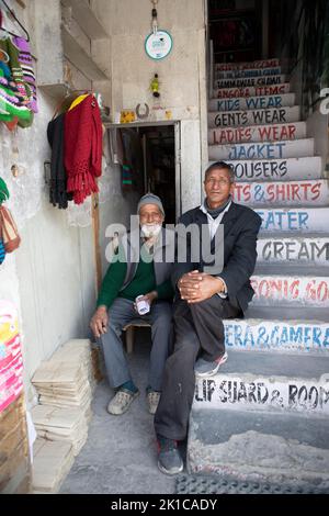 Ladakhi hommes sur un escalier, main Bazaar Road, Leh, Ladakh, Inde Banque D'Images