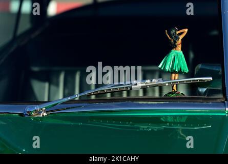 Voiture classique, voiture d'époque, danseuse hawaïenne, figure sur le tableau de bord, coupé à toit rigide Bel Air 1951 de Chevrolet, copie d'affaires métallique vert menthe Banque D'Images