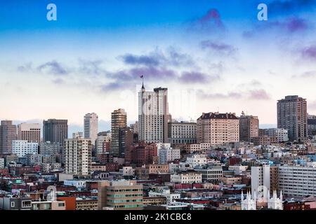 Vue sur la ville, de Telegraph Hill à la mer de maisons dans le quartier financier, horizon, centre-ville, vue d'en haut, ciel en soirée, San Banque D'Images