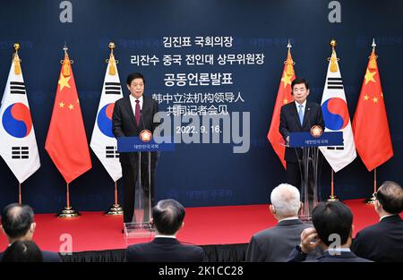 Séoul, Corée du Sud. 16th septembre 2022. Li Zhanshu, président du Comité permanent du Congrès national du peuple (CNP) de Chine, et Kim Jin-pyo, président de l'Assemblée nationale de Corée du Sud, assistent à une conférence de presse conjointe après leur réunion à Séoul, en Corée du Sud, le 16 septembre 2022. Li a effectué une visite officielle de bonne volonté en Corée du Sud de jeudi à samedi, à l'invitation du Président de l'Assemblée nationale de la Corée du Sud, Kim Jin-pyo. Credit: Zhang Ling/Xinhua/Alay Live News Banque D'Images