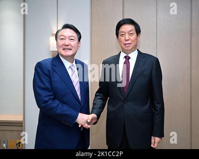 Séoul, Corée du Sud. 16th septembre 2022. Li Zhanshu, président du Comité permanent du Congrès national du peuple (CNP) de Chine, rencontre le président sud-coréen Yoon Suk-yeol à Séoul, en Corée du Sud, le 16 septembre 2022. Li a effectué une visite officielle de bonne volonté en Corée du Sud de jeudi à samedi, à l'invitation du Président de l'Assemblée nationale de la Corée du Sud, Kim Jin-pyo. Credit: Zhang Ling/Xinhua/Alay Live News Banque D'Images