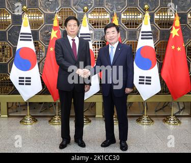 Séoul, Corée du Sud. 16th septembre 2022. Li Zhanshu, président du Comité permanent du Congrès national du peuple (CNP) de Chine, a des entretiens avec le Président de l'Assemblée nationale de Corée du Sud, Kim Jin-pyo, à Séoul, en Corée du Sud, le 16 septembre 2022. Li a effectué une visite officielle de bonne volonté en Corée du Sud de jeudi à samedi, à l'invitation du Président de l'Assemblée nationale de la Corée du Sud, Kim Jin-pyo. Credit: Pang Xinglei/Xinhua/Alay Live News Banque D'Images