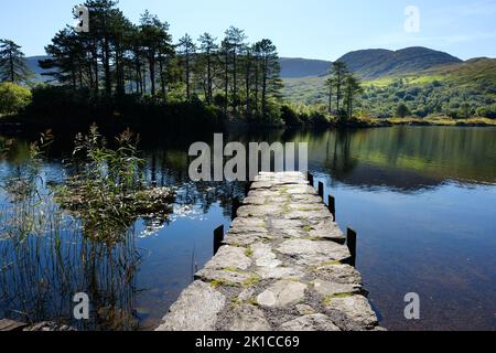 La jetée de Lough Cloonee, comté de Kerry, Irlande - John Gollop Banque D'Images