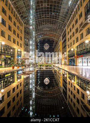 La nuit au World Trade Centre Dresden avec réflexion dans l'eau, Dresde, Allemagne Banque D'Images