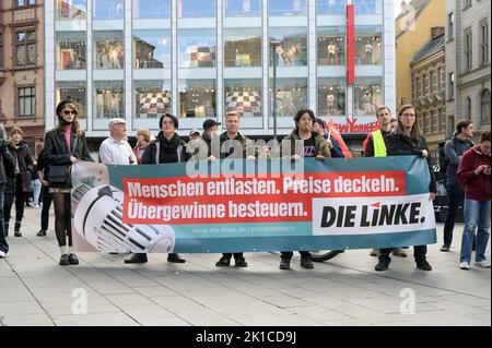 Halle, Allemagne. 17th septembre 2022. 17 septembre 2022, Saxe-Anhalt, Halle (Saale): Le parti de gauche a pris part à la manifestation "assez est suffisant". À Halle, il y a eu un rassemblement le premier jour national d'action sur l'automne chaud. Les participants ont ainsi protesté contre la hausse des prix de l'énergie, pour le soulagement des citoyens, l'imposition des bénéfices excédentaires des compagnies pétrolières et l'accessibilité des aliments. Credit: dpa Picture Alliance/Alay Live News Banque D'Images