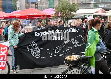 Halle, Allemagne. 17th septembre 2022. 17 septembre 2022, Saxe-Anhalt, Halle (Saale): Les participants de la manifestation "assez est suffisant" se tiennent avec une bannière sur la place du marché. À Halle, il y a eu un rassemblement le premier jour national d'action sur l'automne chaud. Les participants ont ainsi protesté contre la hausse des prix de l'énergie, pour le soulagement des citoyens, l'imposition des bénéfices excédentaires des compagnies pétrolières et l'accessibilité des aliments. Credit: dpa Picture Alliance/Alay Live News Banque D'Images