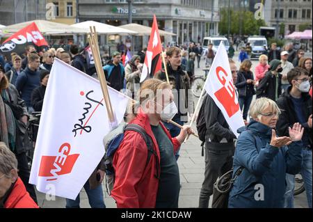 Halle, Allemagne. 17th septembre 2022. 17 septembre 2022, Saxe-Anhalt, Halle (Saale): Les manifestants du rassemblement de protestation «assez est suffisant» arrivent sur la place du marché. À Halle, il y a eu un rassemblement pour la première journée nationale d'action sur la « chaude automne ». Les participants ont ainsi protesté contre la hausse des prix de l'énergie, pour le soulagement des citoyens, l'imposition des bénéfices excédentaires des compagnies pétrolières et l'accessibilité des aliments. Credit: dpa Picture Alliance/Alay Live News Banque D'Images