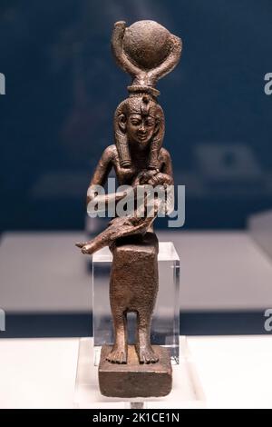 Statuette de la déesse Isis avec son fils Horus, bronze, époque tardive, Egypte, collection du British Museum. Banque D'Images