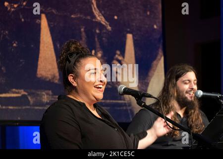 LAVORS DE FONOLL, Natàlia Tascón (veu i cançó), Carles Seguí (guitares) i. Miquel Àngel Adrover (veu i glosa) Consolació, Sant Joan, Majorque. Banque D'Images