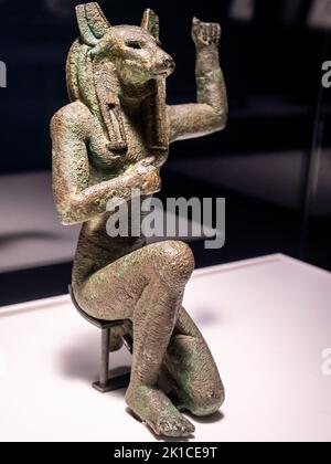 Horus à tête de chacal de Nekhen, de haute-Égypte, statuette en attitude de jubilance, bronze, période tardive, 664-332 av. J.-C., Égypte, Collection du British Museum. Banque D'Images