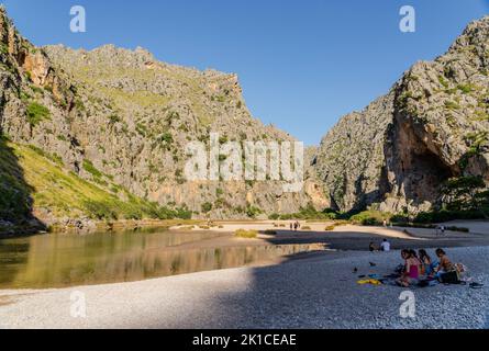 Touristes sur la plage de galets, Torrent de Pareis, sa Calobra, Majorque, Iles Baléares, Espagne. Banque D'Images